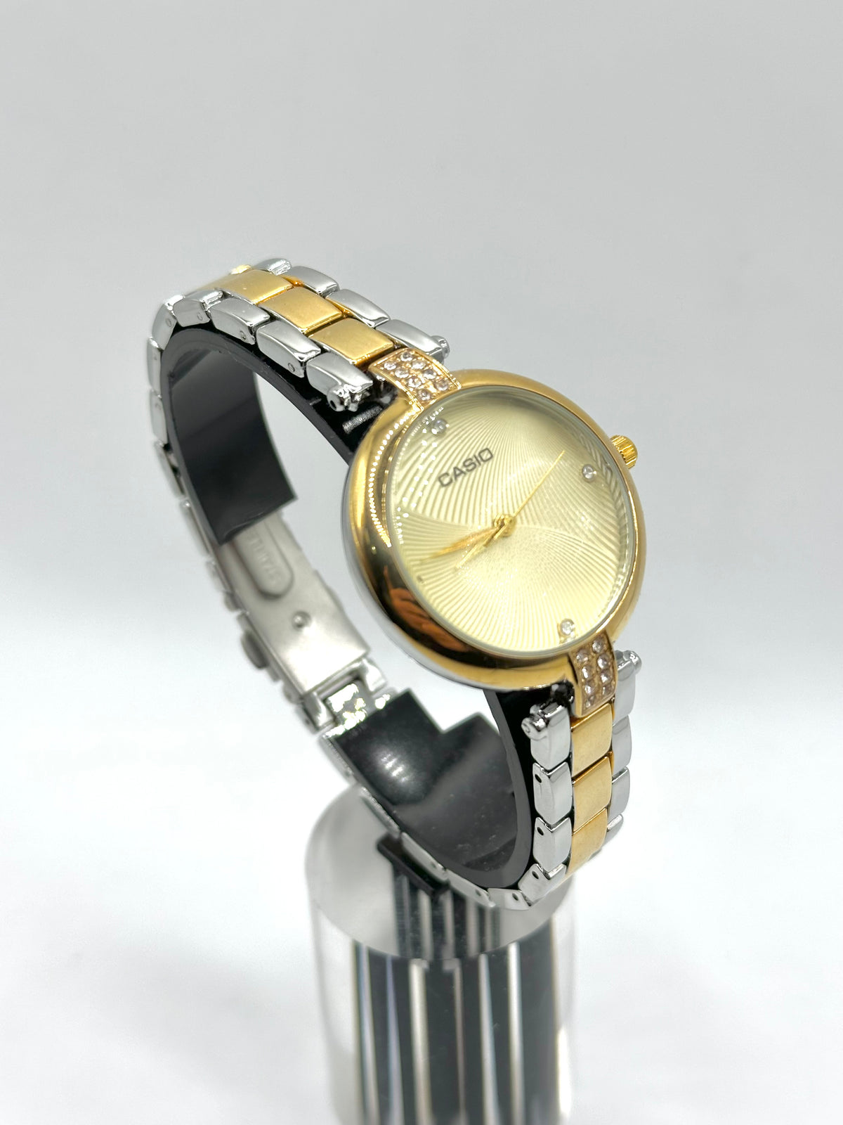 Montre Casio Femme Bicolore Doré & Argenté – Cadran Doré Raffiné