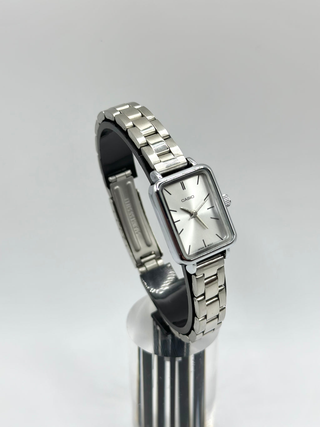 Montre Femme Casio Chic Argentée – Cadran Rectangulaire