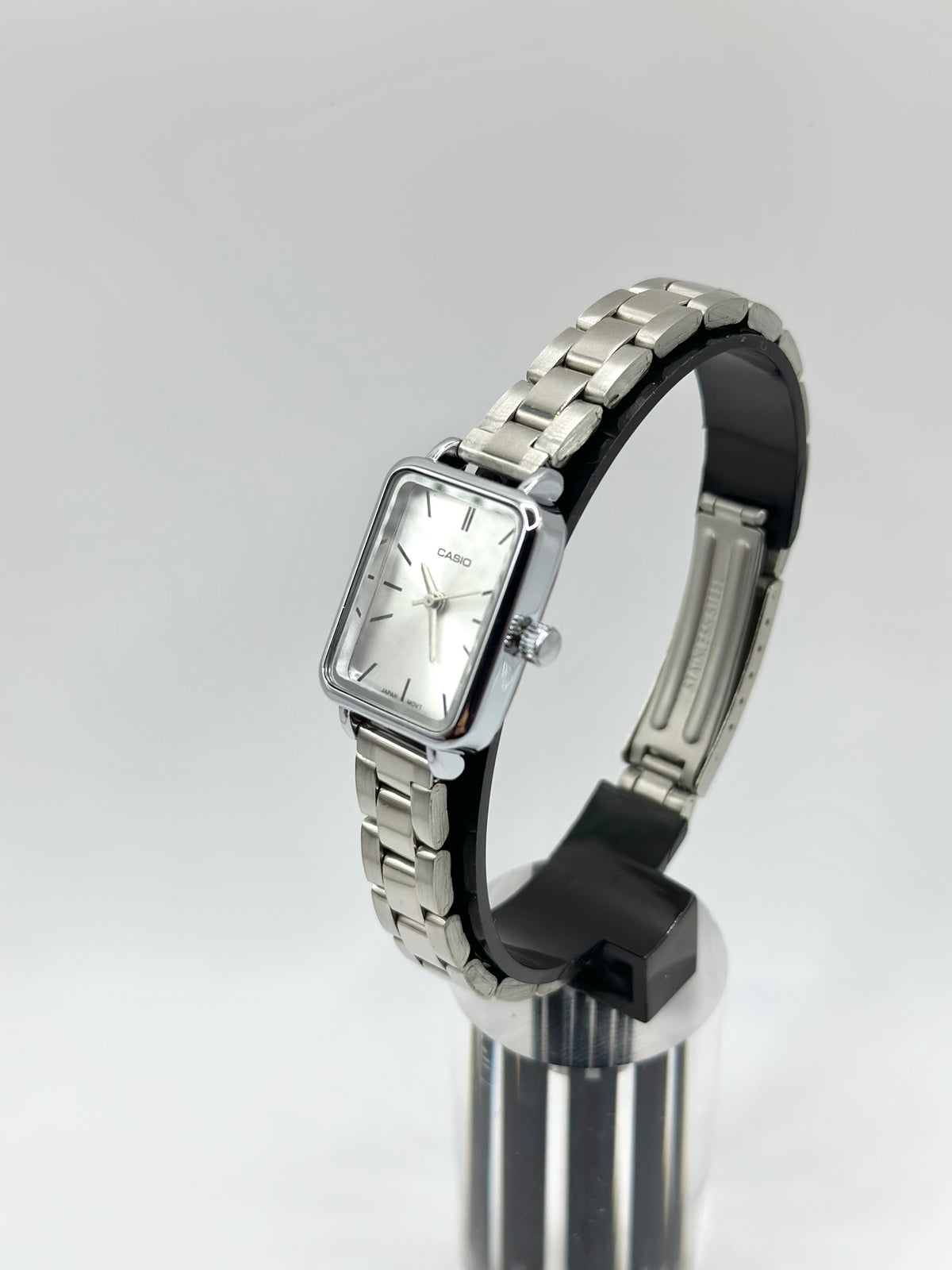 Montre Femme Casio Chic Argentée – Cadran Rectangulaire