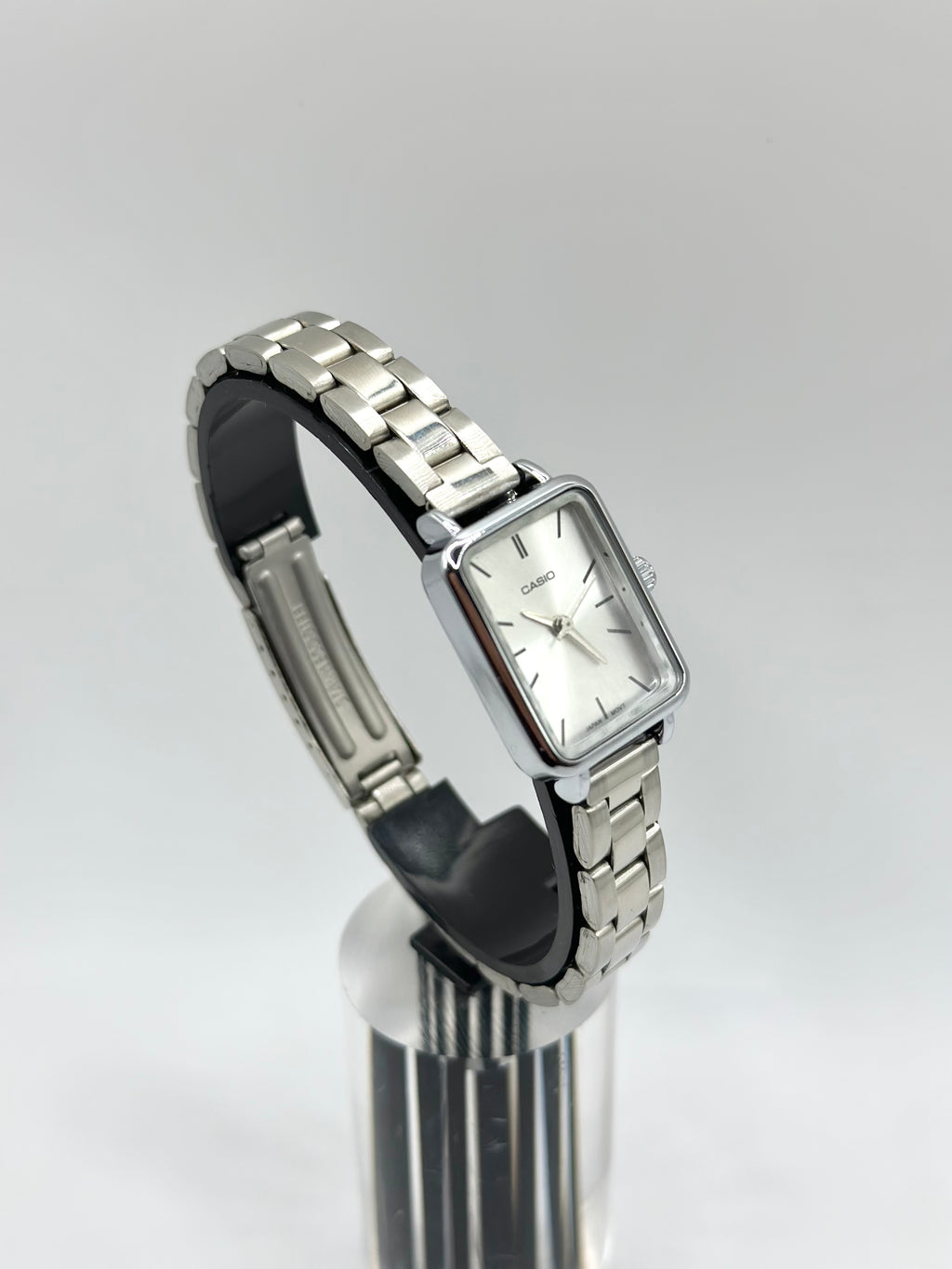 Montre Femme Casio Chic Argentée – Cadran Rectangulaire