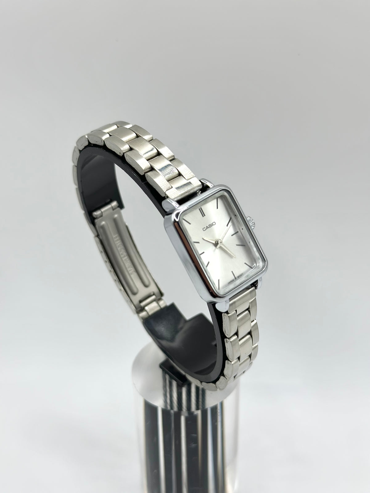 Montre Femme Casio Chic Argentée – Cadran Rectangulaire