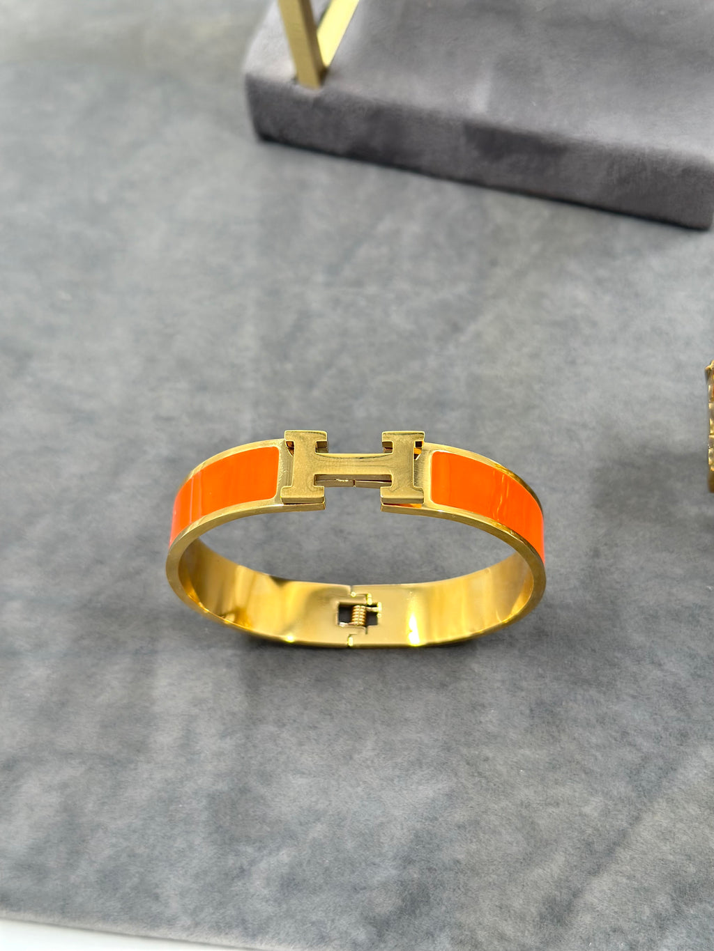 Bracelet H Orange Doré – Design Intemporel & Finition Premium