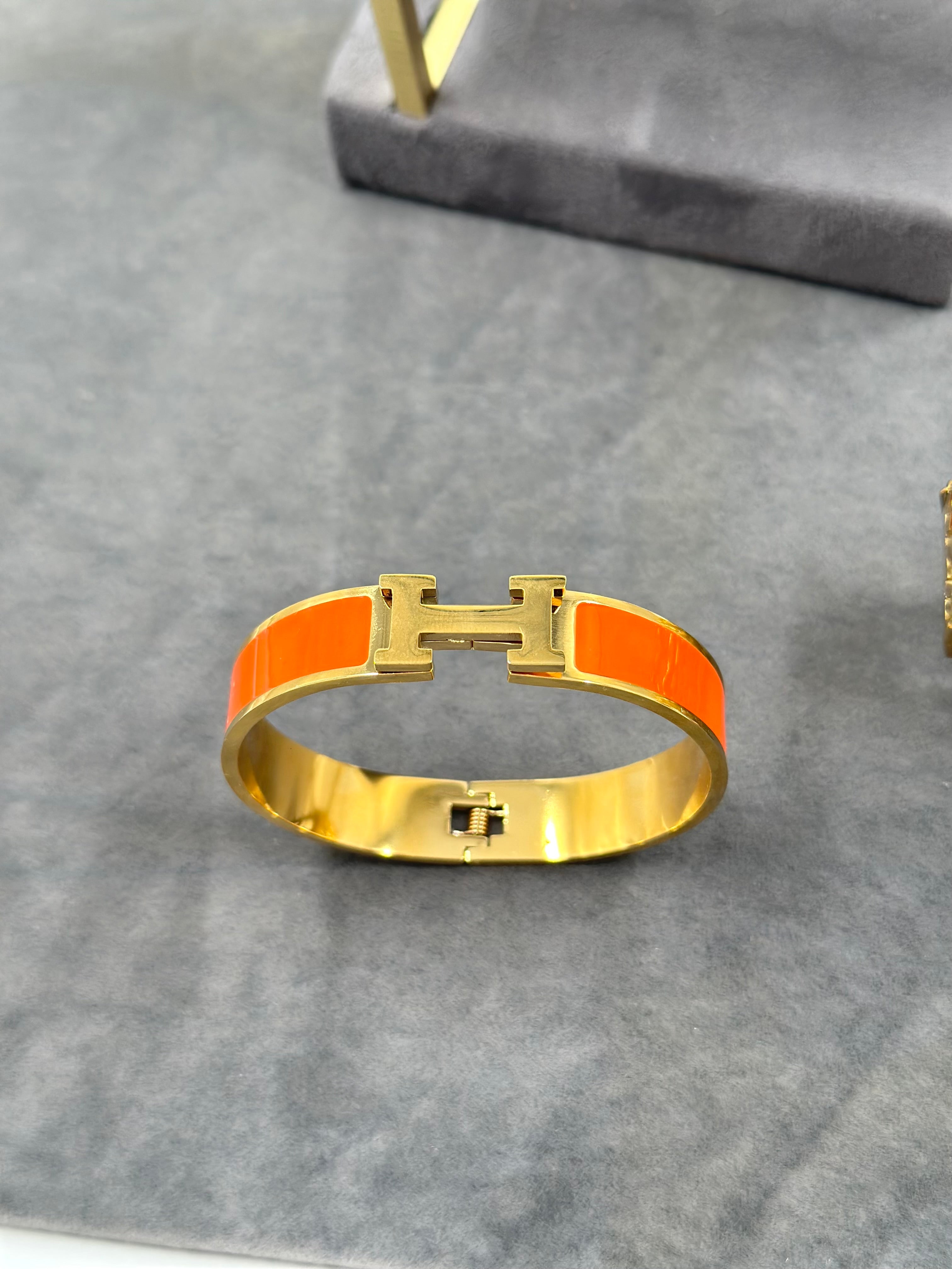 Bracelet H Orange Doré – Design Intemporel & Finition Premium
