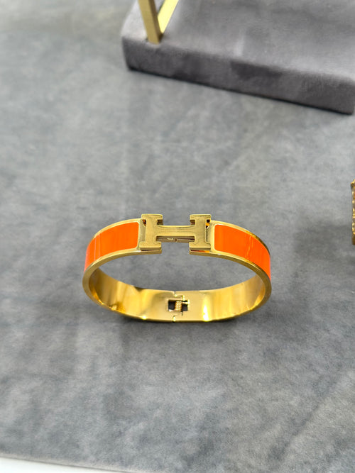 Bracelet H Orange Doré – Design Intemporel & Finition Premium