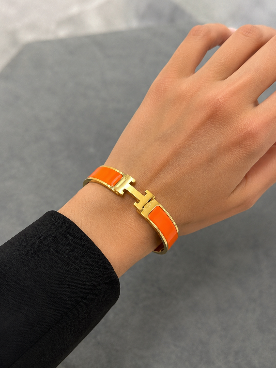 Bracelet H Orange Doré – Design Intemporel & Finition Premium