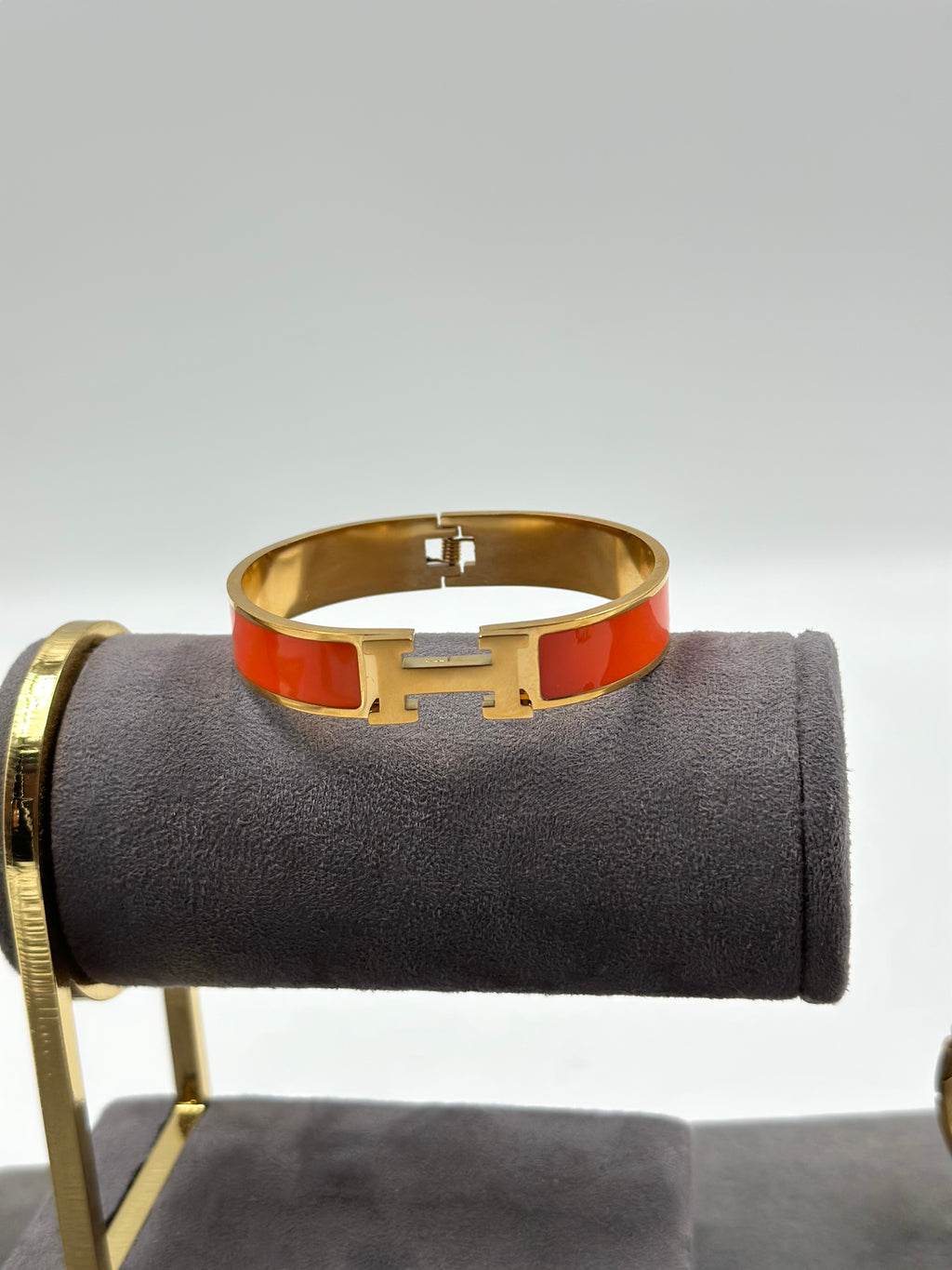 Bracelet H Orange Doré – Design Intemporel & Finition Premium