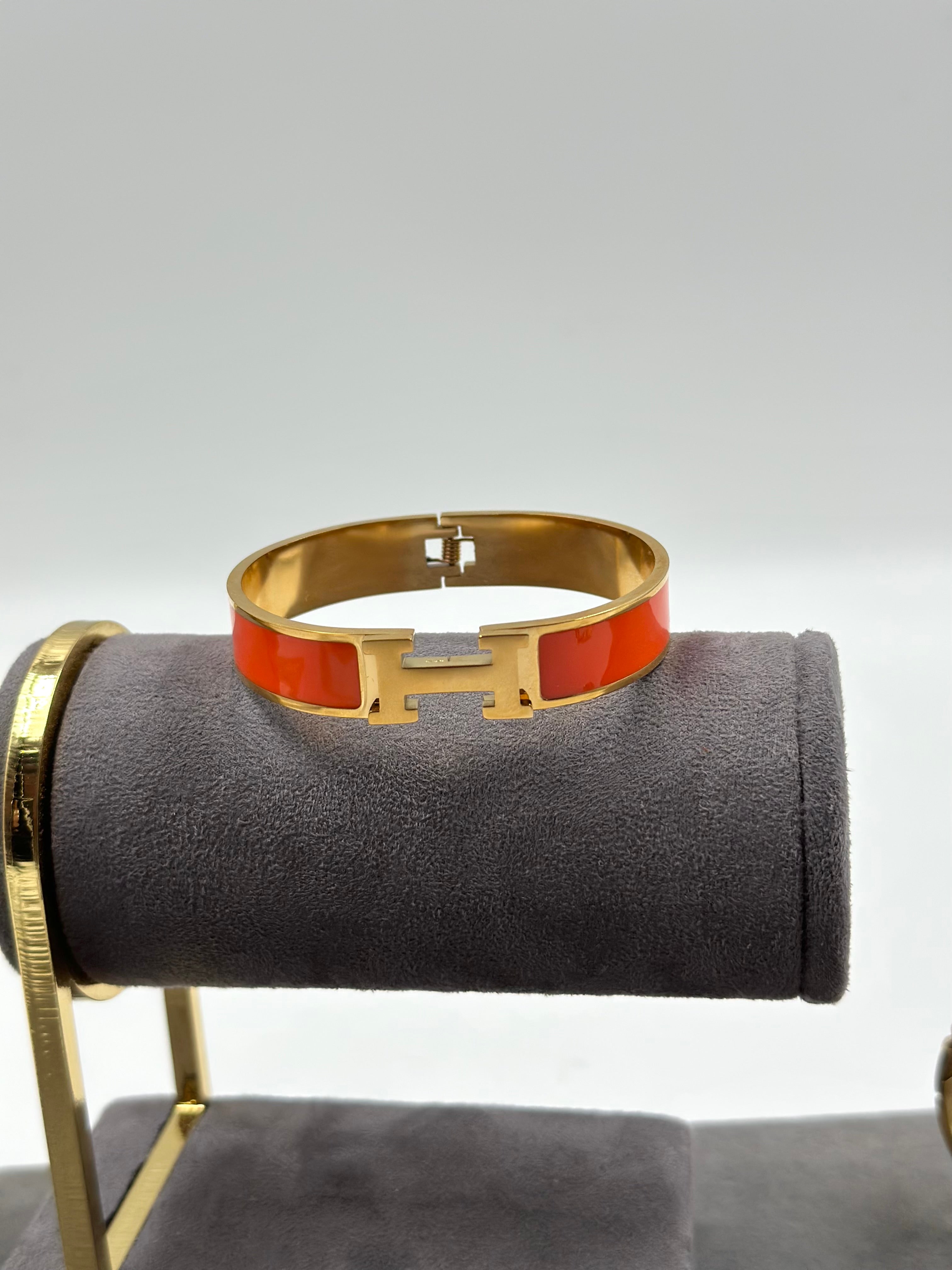 Bracelet H Orange Doré – Design Intemporel & Finition Premium