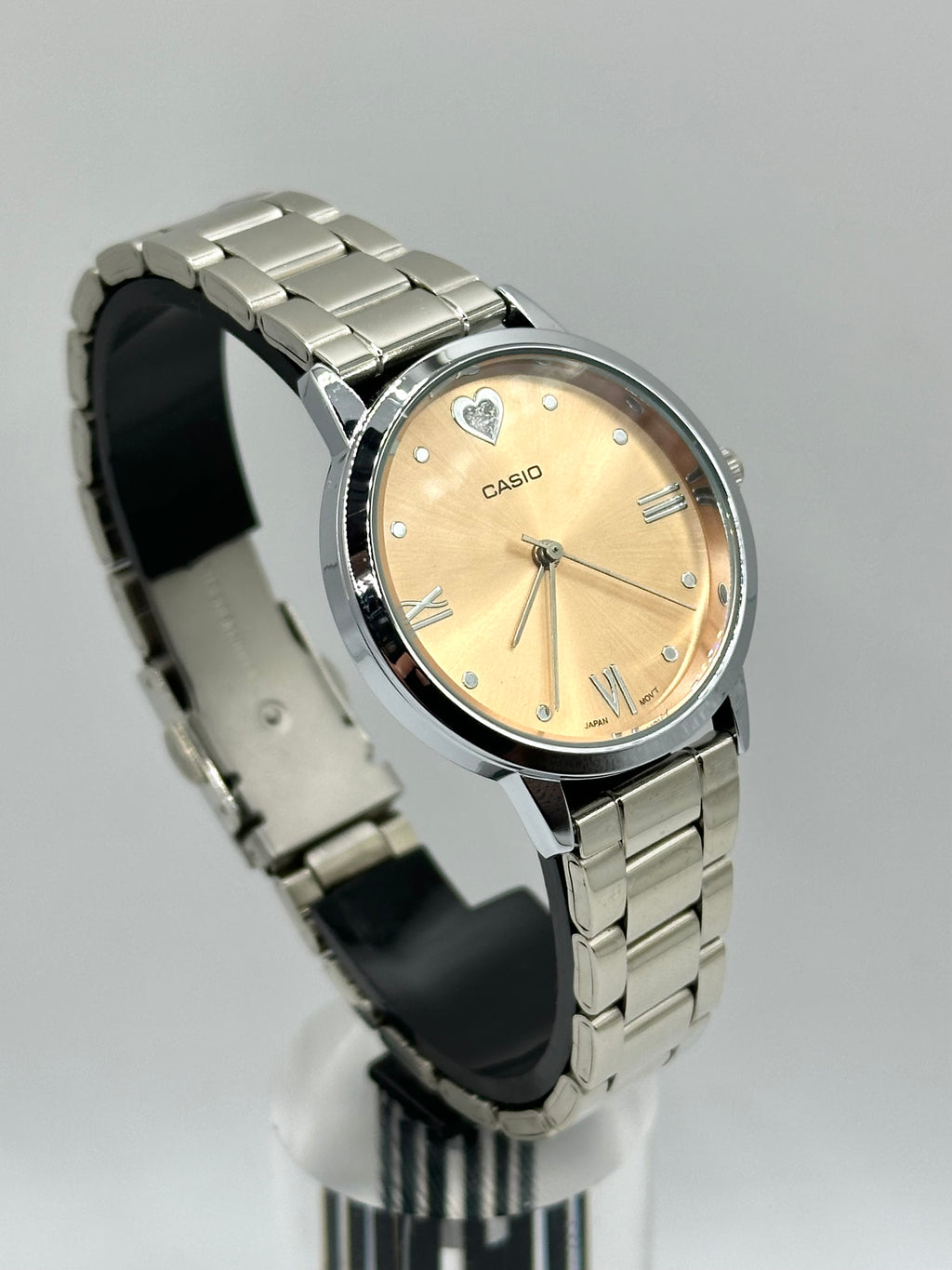 Montre Casio Femme Argentée – Cadran Champagne & Détail Cœur