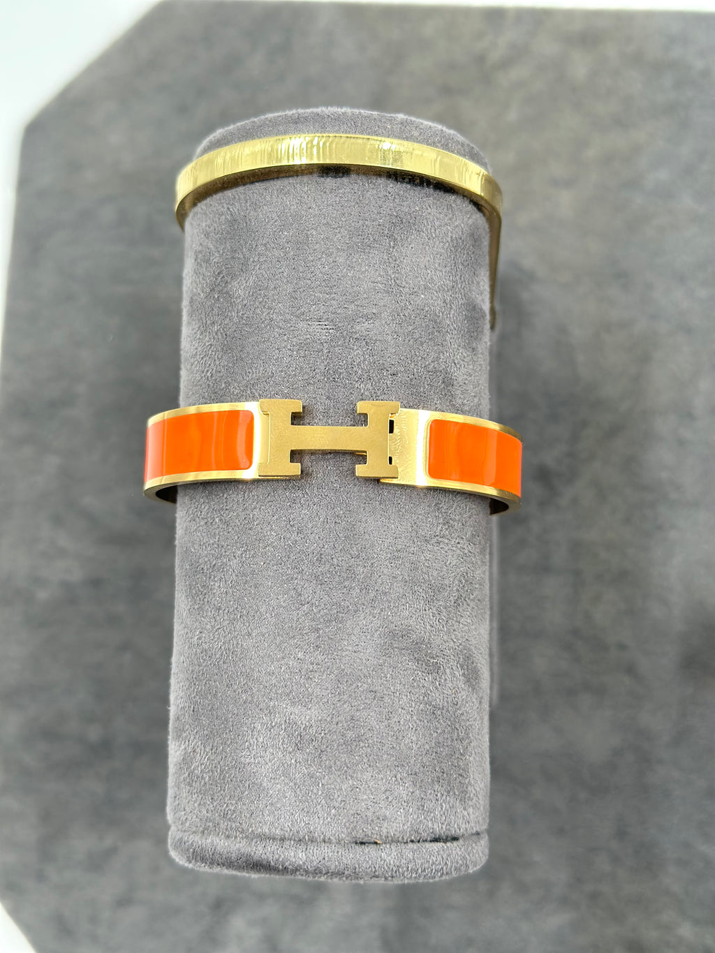 Bracelet H Orange Doré – Design Intemporel & Finition Premium