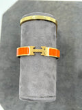 Bracelet H Orange Doré – Design Intemporel & Finition Premium