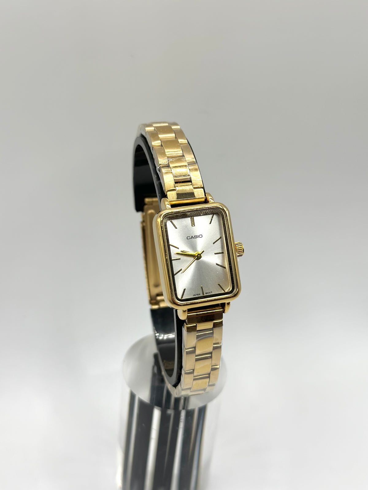 Montre Femme Élégance Dorée – Cadran Rectangulaire