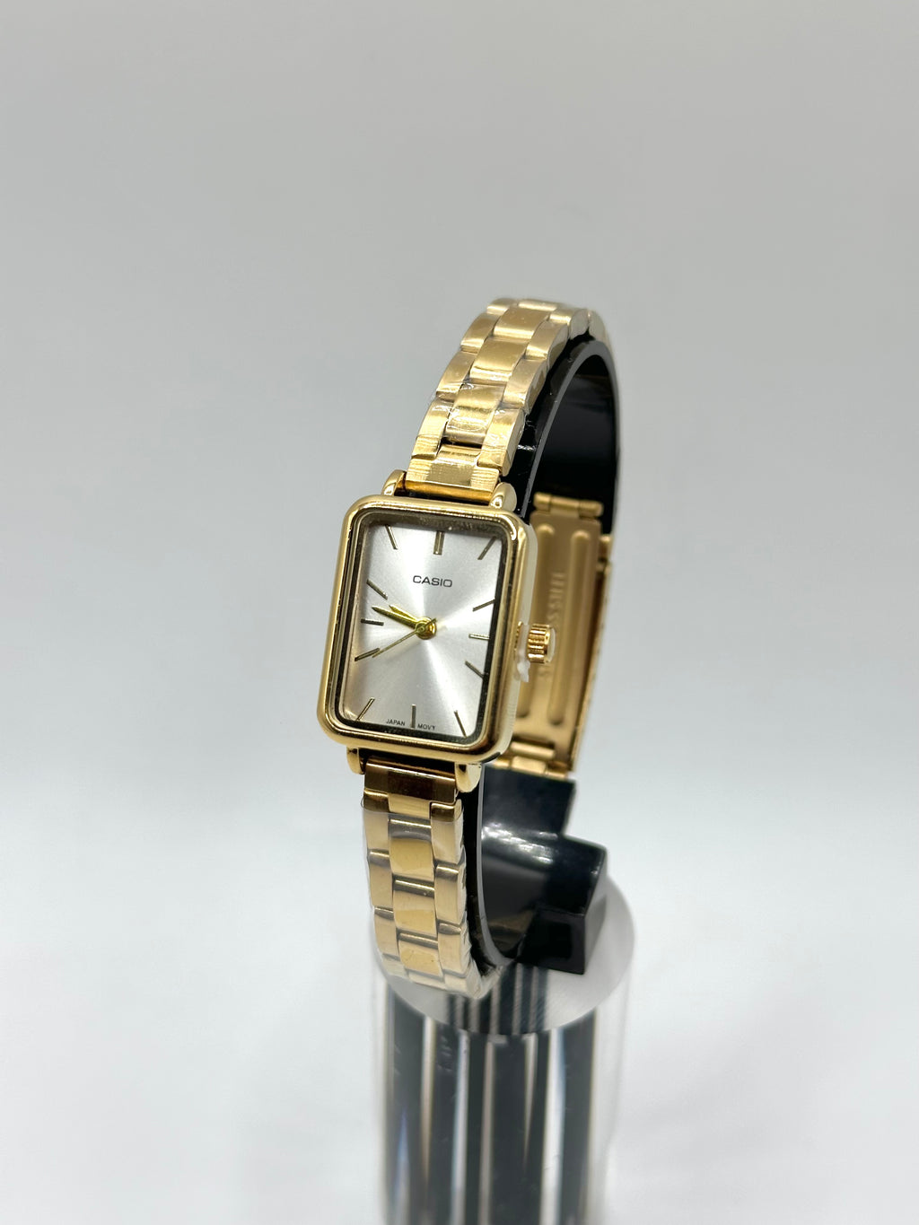 Montre Femme Élégance Dorée – Cadran Rectangulaire