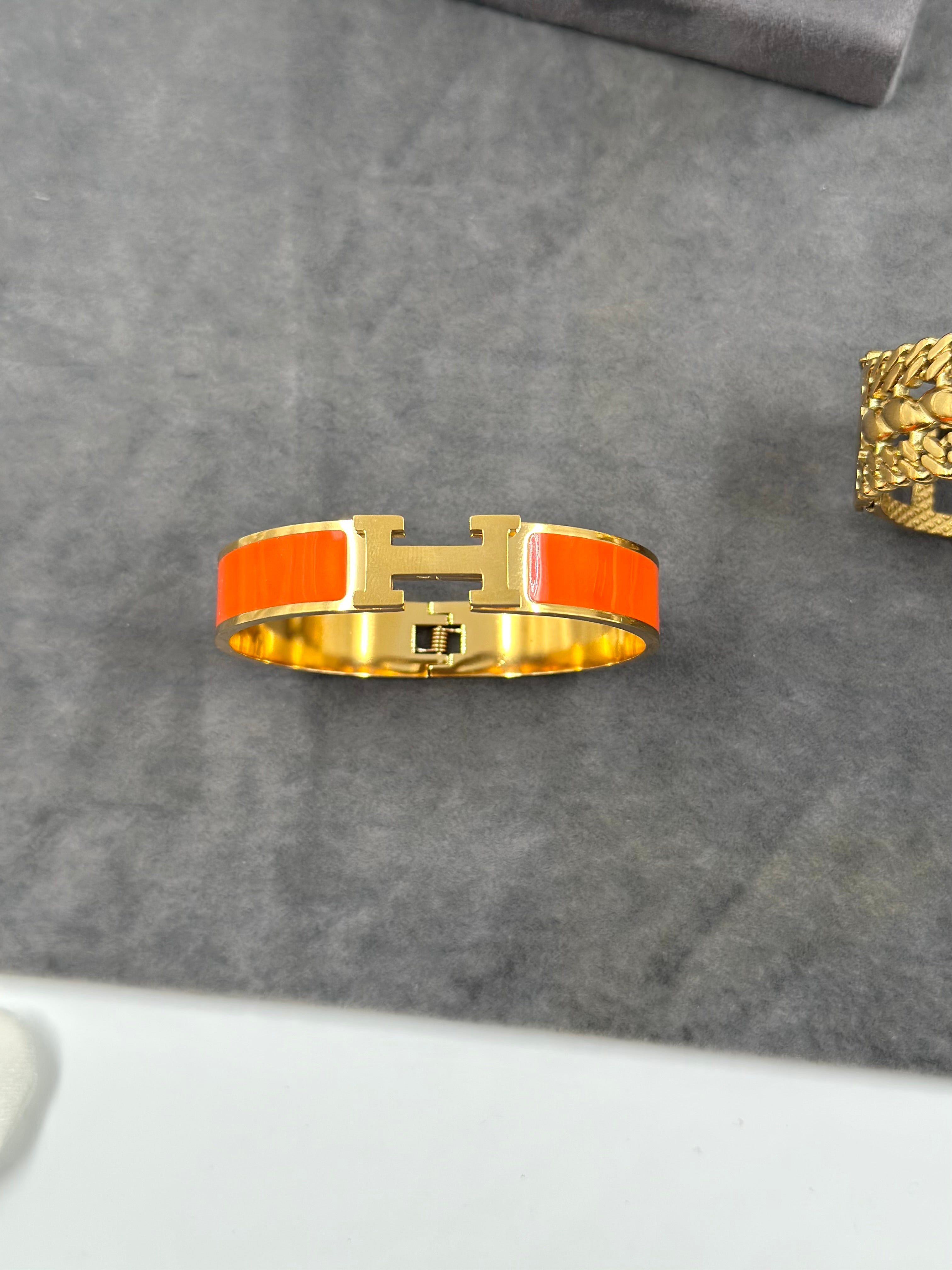 Bracelet H Orange Doré – Design Intemporel & Finition Premium
