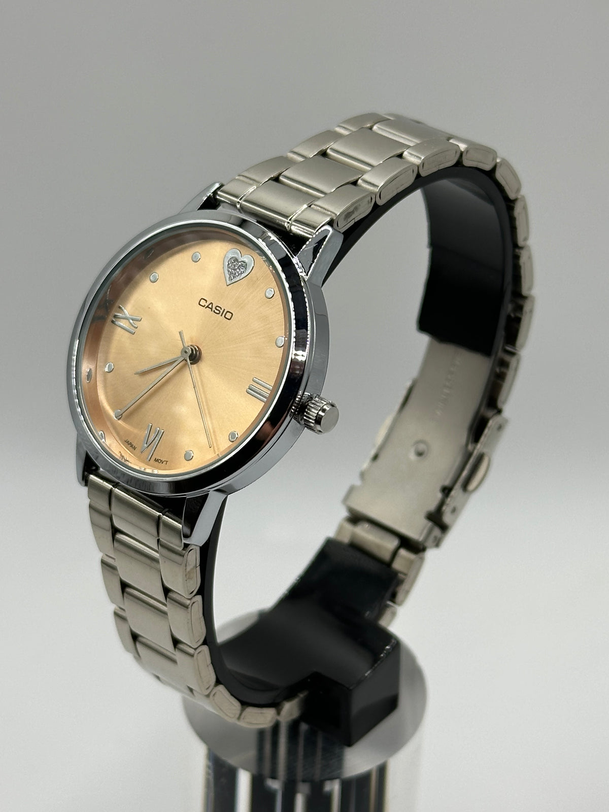 Montre Casio Femme Argentée – Cadran Champagne & Détail Cœur