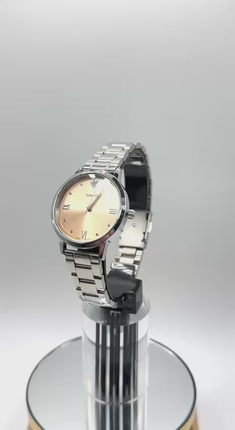 Montre Casio Femme Argentée – Cadran Champagne & Détail Cœur